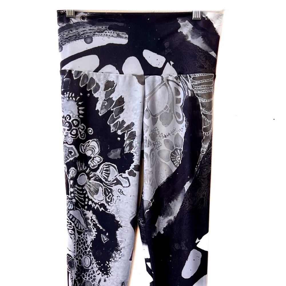 LEGGINGS Bundle of Two Pair. Size M. Ankle Length. Abstract, Unique. Compression - Picture 4 of 10